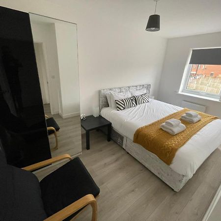 Modern Room With Huge Bed - Walk To City Centre! Manchester Esterno foto