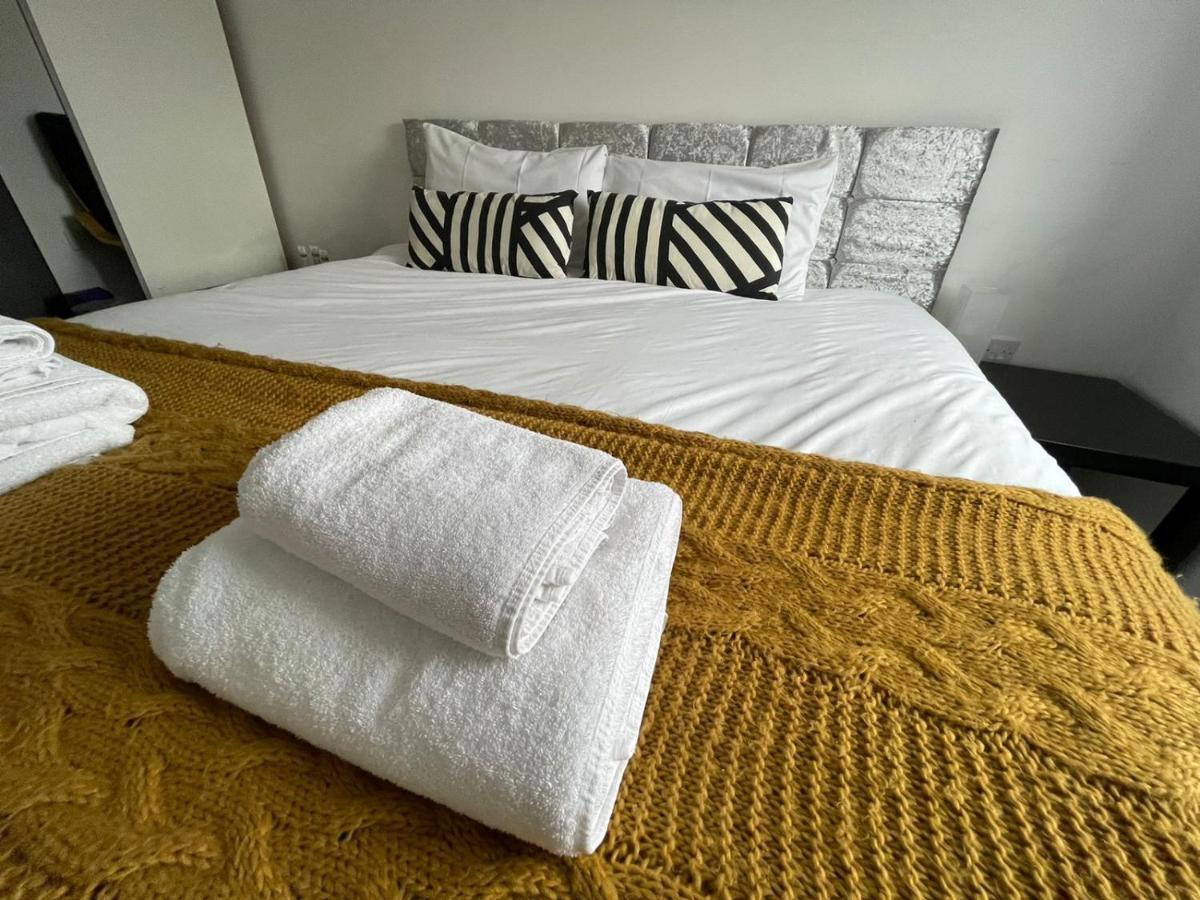 Modern Room With Huge Bed - Walk To City Centre! Manchester Esterno foto